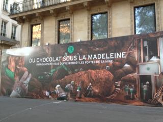 La bâche Patrick Roger réprésente une mine de chocolat.