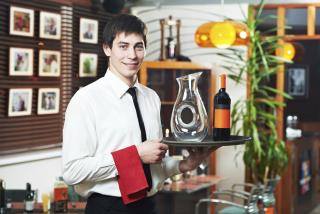 Stagiaire formé au métier de serveur sur un plateau de restauration de l'AFPA. Les formations...