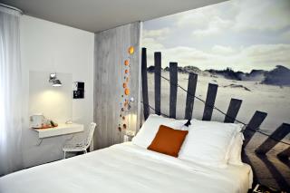 Inspirée de l'océan Atlantique à deux pas, la rénovation des chambres est signée  Laurent Bouguin,...