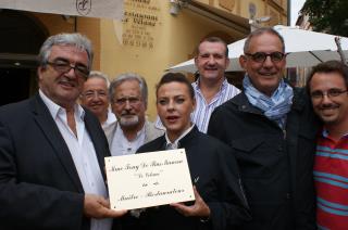 Tony de Rus Manenc reçoit de Francis Attrazic (à gauche) le titre de Maître-Restaurateur