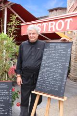 Hubert Jan devant son établissement.