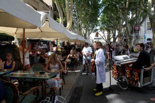 Pour conquérir le public, les troupes créent l'animation aux terrasses des cafés.