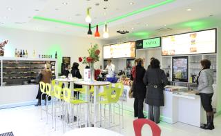 Les étudiants apprennent à accueillir la clientèle et gérer le stock dans ce café d'application.