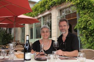 Françoise Antonin et Lutz Engelmann, devant l'orangerie de l'Auberge du Cèdre