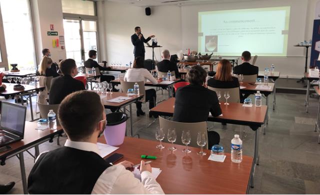 masterclass sur le sake devant avec Brunet Pinet de l'hôtel de Crillon