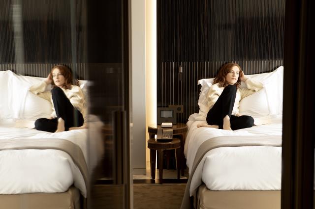 La comédienne Isabelle Huppert dans la suite de l'hôtel Lutetia à son nom.