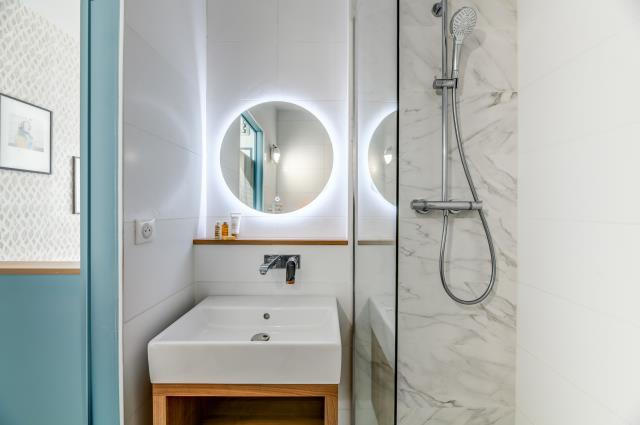 Une salle de bains de l'Hôtel littéraire Jules Verne, à Biarritz.