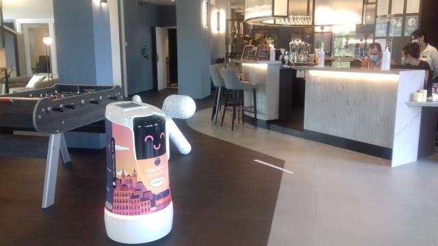Un petit robot totalement autonome assure le room service. Une première en Europe !
