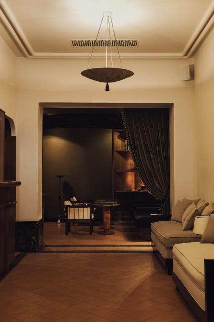 Le lobby élégant et tamisé