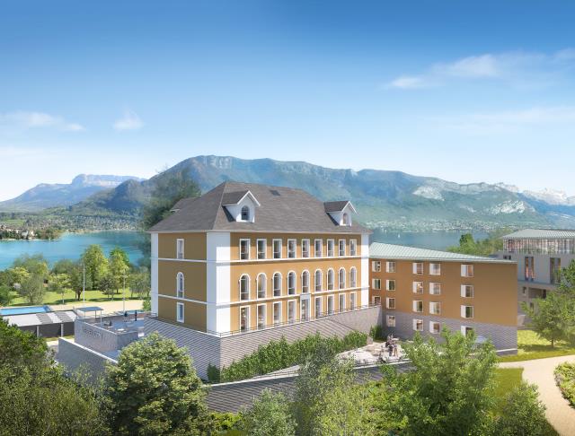 L'hôtel Le Pélican dispose d'une vue sur le lac d'Annecy.