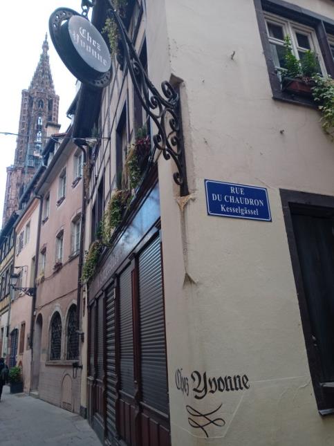 La mythique winstub Chez Yvonne, à deux pas de la cathédrale de Strasbourg, change de propriétaire.