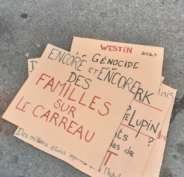 Préparation des pancartes des manifestants, devant les portes du Westin Paris Vendôme  (1er).