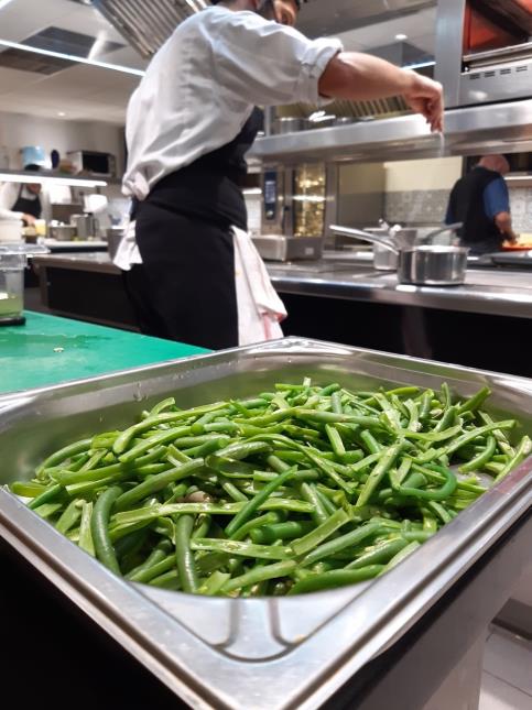 Haricots verts ramassés le matin et servis le soir à la Table de l'Orangerie, le restaurant gastronomique du Château de Fonscolombe, en Provence.