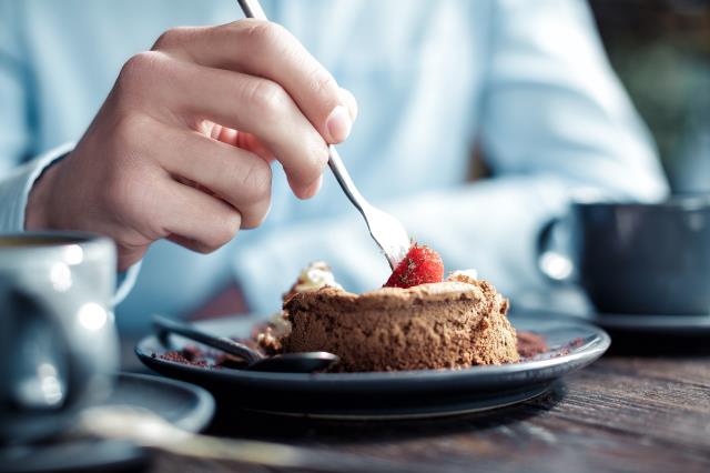 Un moelleux au chocolat accompagné d'un café.