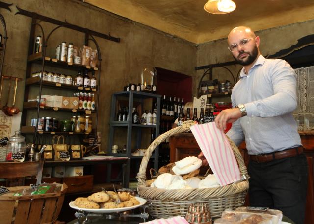 Dans l'épicerie, on trouve spécialités de producteurs locaux et douceurs réalisés par le chef et son équipe.