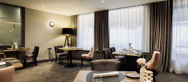 Aux Plaisirs Gourmands, une salle et une terrasse comptant chacune une trentaine de couverts.
