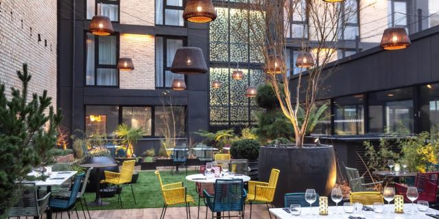 Le restaurant The Garden dispose d'une grande terrasse avec pelouse. Il assure actuellement un room service à toute heure.