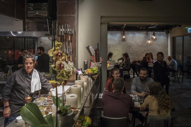 Le restaurant Oasis à Tel Aviv (avec la cheffe Rima Olvera, à gauche), au mois d'avril
