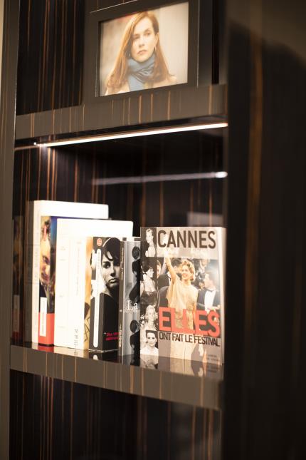 Livres et portraits retraçant la carrière de l'actrice sont disposés dans la suite.