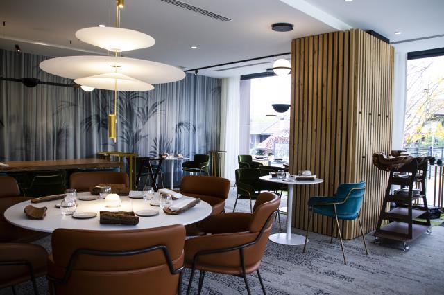 La salle du restaurant donne sur le parc de la fondation et ses oeuvres d'art.