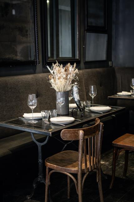Déco et ambiance de bistrot pour Liquide, qui vient d'ouvrir dans le quartier des Halles, à Paris.