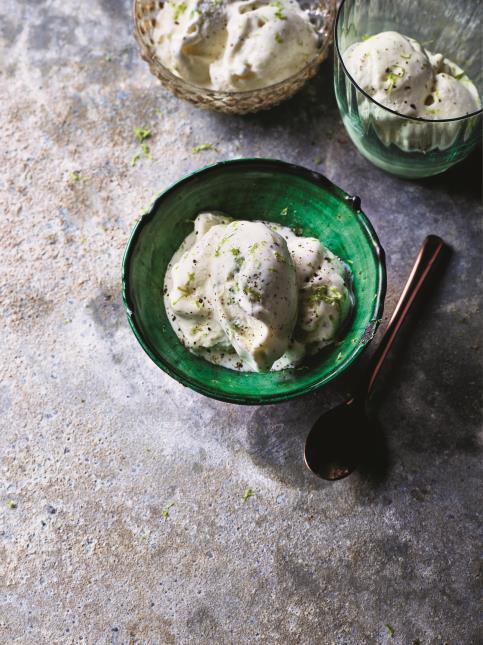 Yaourt glacé au citron vert et au poivre noir, recette extrait du livre Symply, de Sabrina Ghayour.