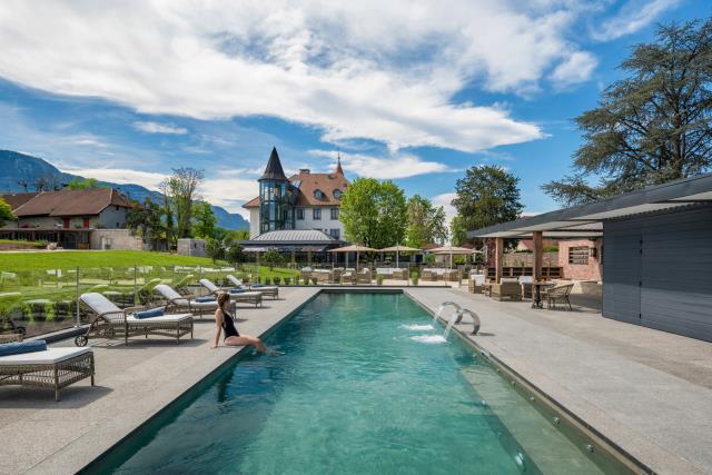 L'hôtel propose une piscine extérieure au sein d'un parc paysager.