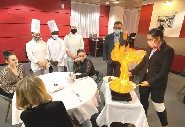 Valentine Llopis a l'atelier flambage des gambas au pastis