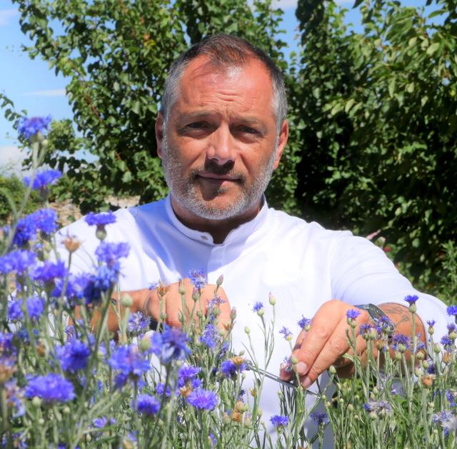 Christophe Chiavola exprime sa cuisine dans un environnement où la nature occupe une place essentielle.