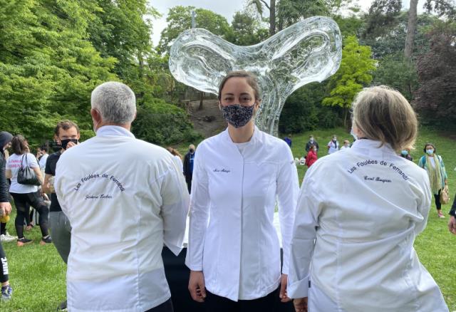 La marraine Nina Metayer, entre Carol Bougrain et Jérôme Lechien devant la sculpture de  Samuel Girault