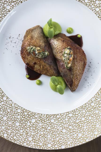 Le pigeon, tartare d'huîtres et petits pois