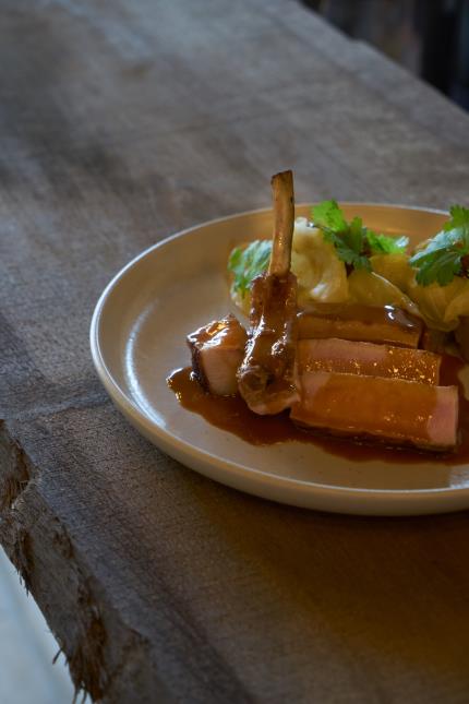 Côte de veau grillée au feu de bois, céleri cuit en papillote, sauce fromage blanc au tandoori
