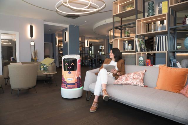 Un robot se charge du room service au Campanile à Lyon-Bron.
