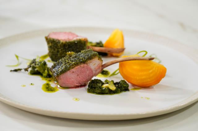Carré d'agneau en croûte d'algues.