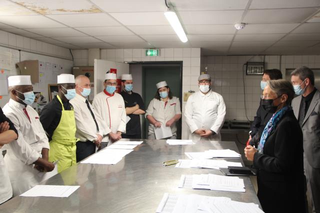 Elisabeth Borne a échangé avec la brigade de l'hôtel Mercure de Rouen, actuellement en formation.