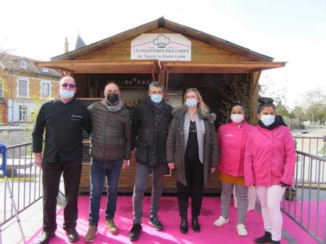 Philippe Gauvreau (au centre) au côté de quelques participants de l'opération