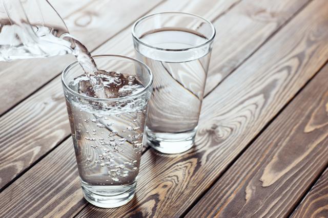 L'eau contient des ions minéraux, mais pas de sels minéraux.