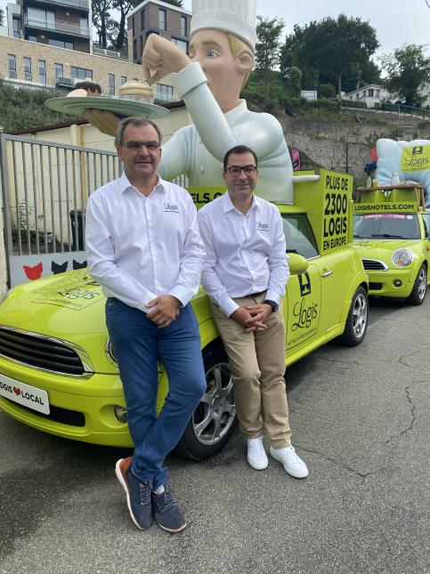 Fabrice Galland (à gauche), président des Logis Hôtels, et Karim Soleilhavoup, directeur du groupe, lors de la première étape du Tour de France 2021, à Brest.
