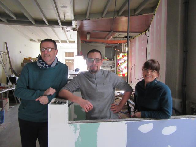 Jean-Luc Trambouze (à gauche) et ses enfants, Pierre-Alban et Adriane dans la cuisine qui sera agrandie et ouverte sur la première salle du restaurant.