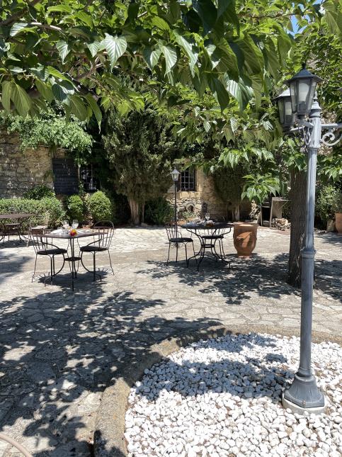 L'hôtel Garrigae Abbaye de Sainte-Croix fait partie des établissements du groupe Mona Lisa désormais rebaptisé 'Noemys' pour ses autres activités.
