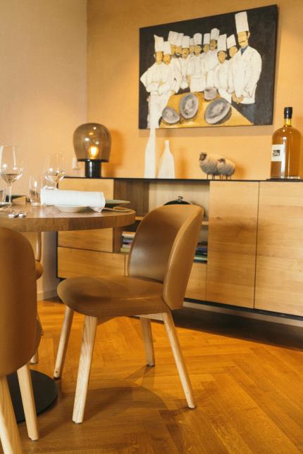Au fil du temps, Delphine et Olivier Alemany ont créé un restaurant chaleureux, avec une touche contemporaine en salle qui allie simplicité et élégance.