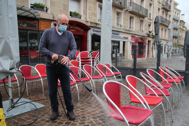 La ministre s'est rendue en centre-ville pour assister aux préparatifs avant la réouverture des terrasses.