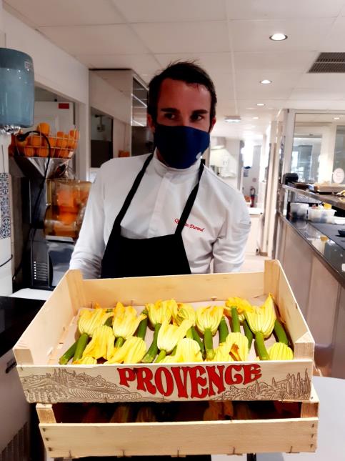 Quentin Durand, chef du Château de Fonscolombe, en Provence, a le sens du circuit très court : il travaille avec un maraicher situé à 1 kilomètre de ses fourneaux.