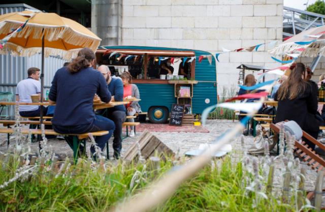 Trois food-trucks proposent, dans le respect des règles sanitaires, une restauration légère et de petites animations.