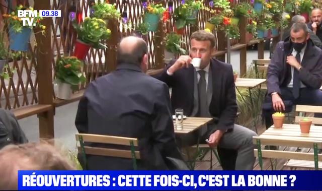 Le Président de la République, Emmanuel Macron, et le Premier ministre, Jean Castex, prennent un café à proximité de l'Élysée le jour de la réouverture des terrasses.
