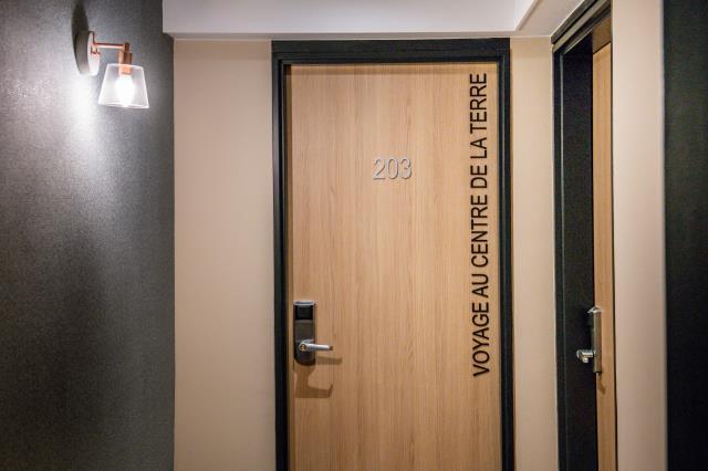 L'oeuvre de Jules Verne s'invite jusque dans les couloirs de l'hôtel.