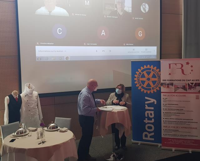 M Durant, proviseur du Lycée Rabelais, signe cette convention en remerciant les bénévoles du Rotary pour leur dévouement envers les élèves.