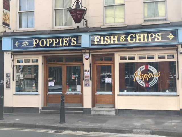 À Londres, dans le quartier branché de Shoreditch, la facade fermée d'un fameux Fish&Chips