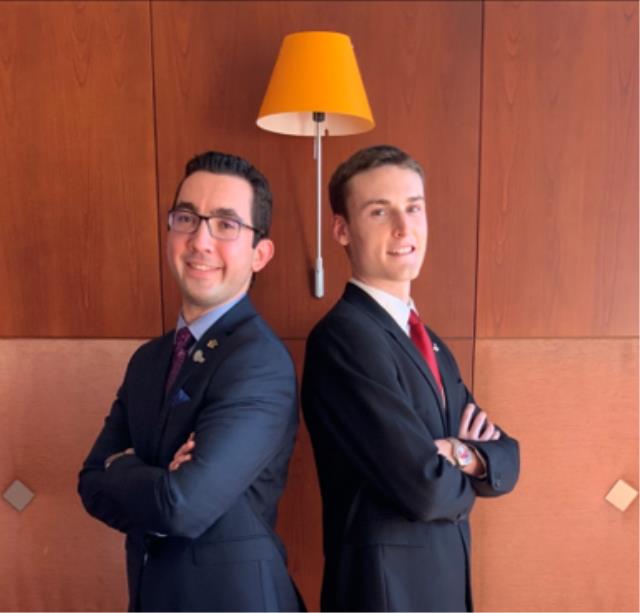 De gauche à droite : Anthony De Oliveira (professeur de restaurant) ; Ange Quatela (étudiant en deuxième année de BTS et finaliste du concours)
