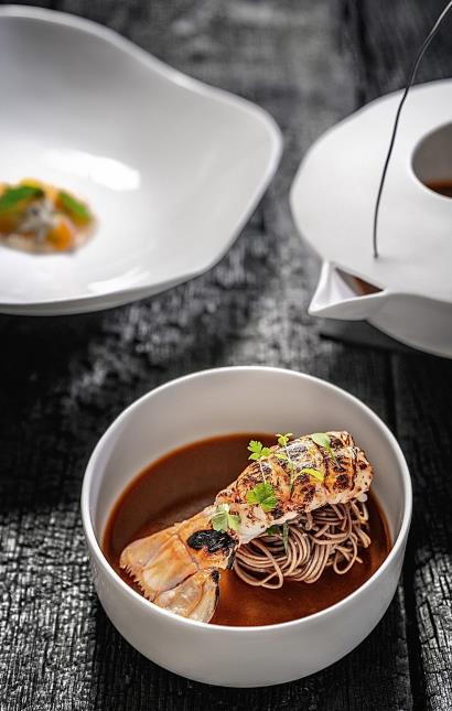 Langoustines de Méditerranée crues et cuites, têtes infusées, condiment patate douce, agrumes et kalamansi.